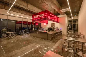 폴리싱 바닥이 돋보이는 넓은 인더스트리얼 카페